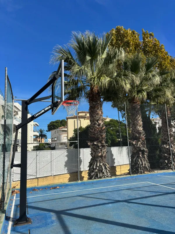 Basketbalveld bij het appartement