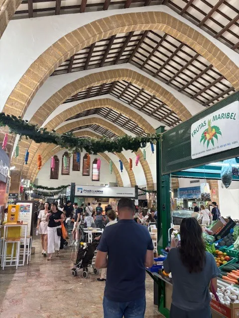 De foodhal Mercado Municipal in het oude centrum van Javea