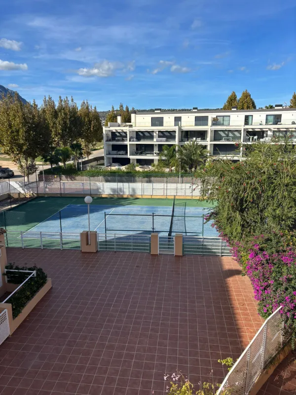 Tennisbaan bij het appartement, te zien vanaf de eerste verdieping