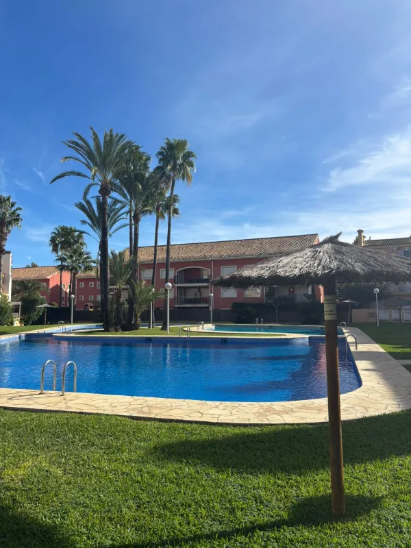 Zwembad voor de ingang van het appartement