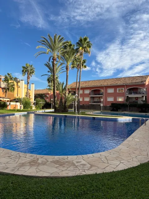 Zwembad voor de ingang van het appartement